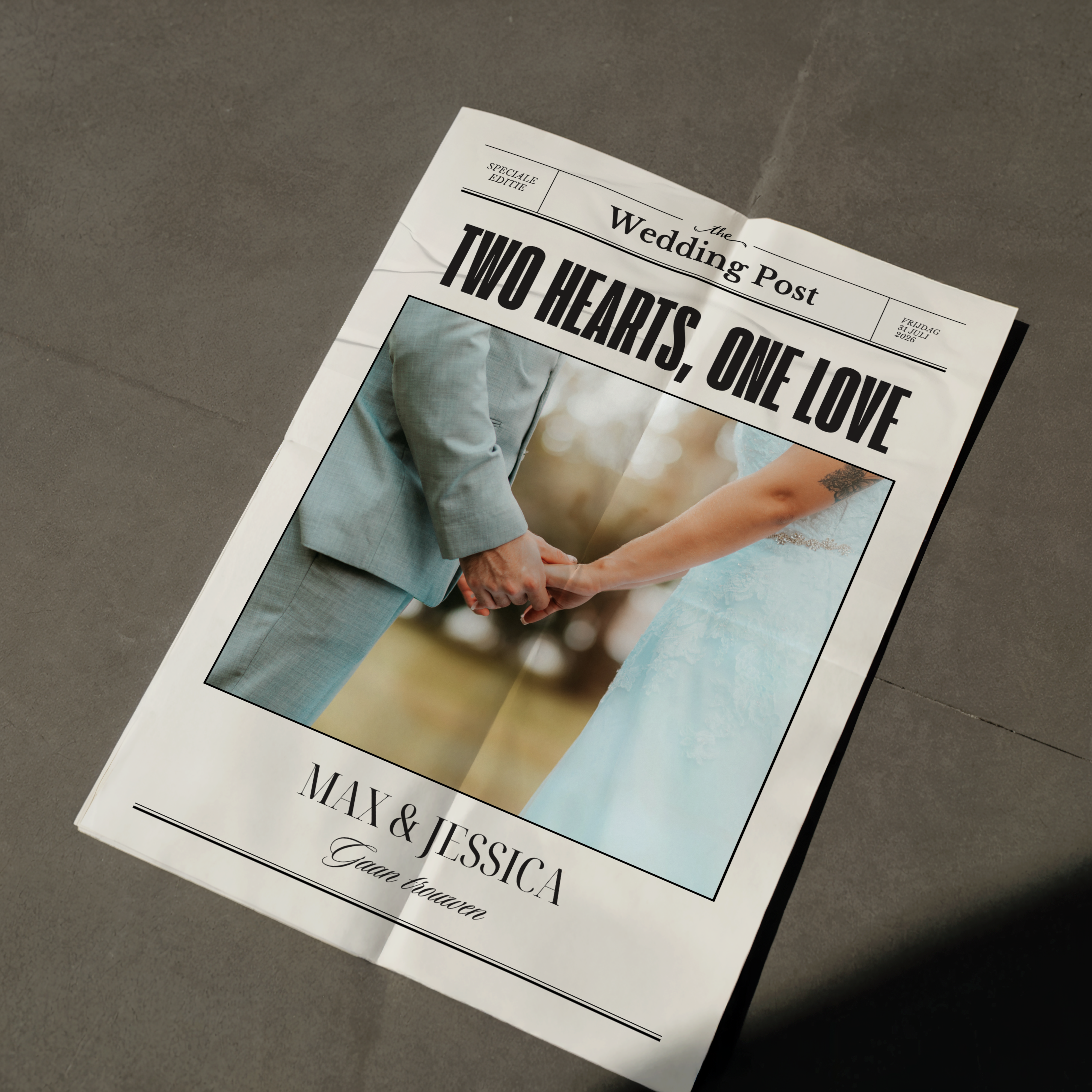Luxe trouwkrant met persoonlijke foto's en trouwdatum
