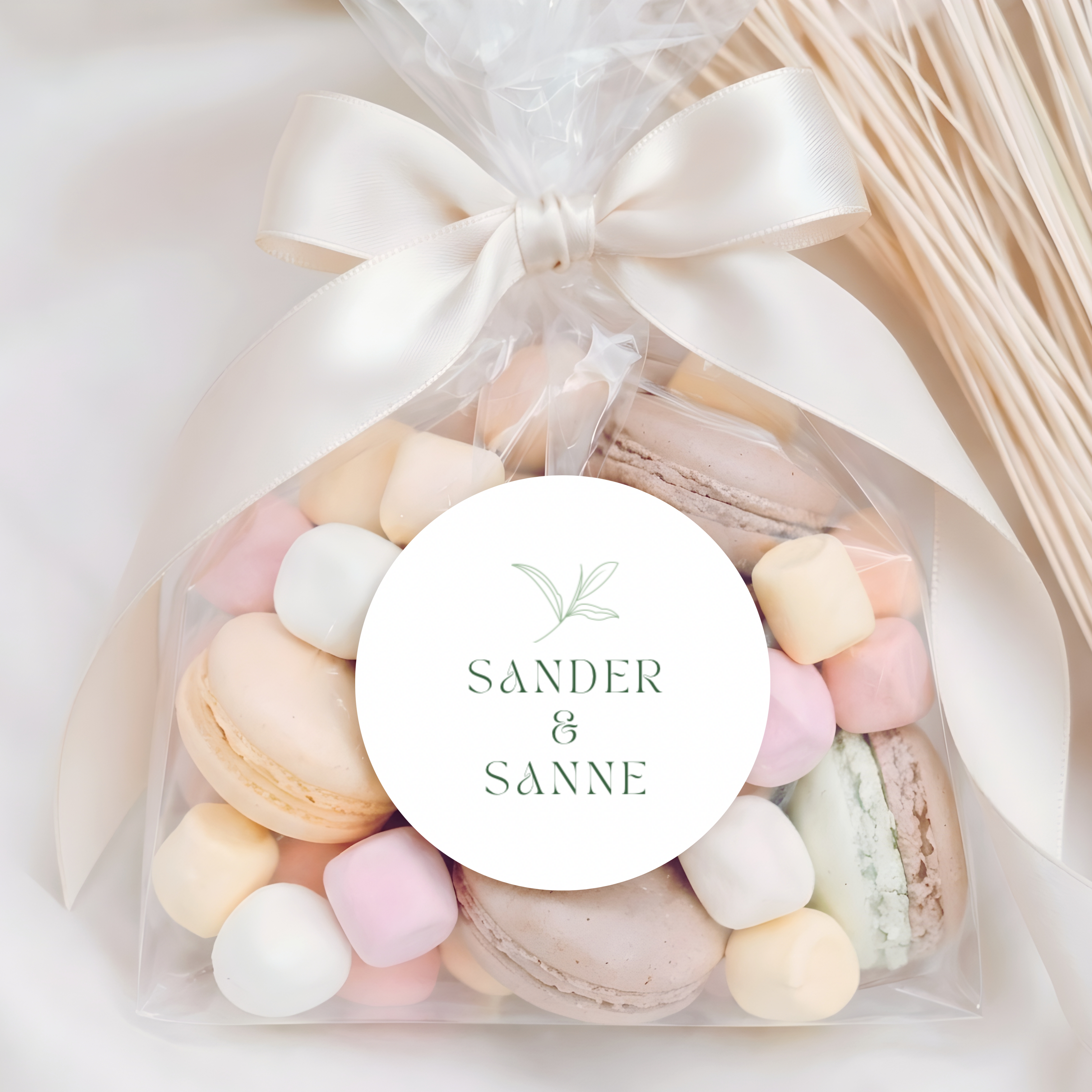 Gepersonaliseerde trouwsticker met groene typografie voor snoepzakjes en macarons