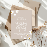 Tafelkaart voor verjaardag met madeliefjes beige ontwerp