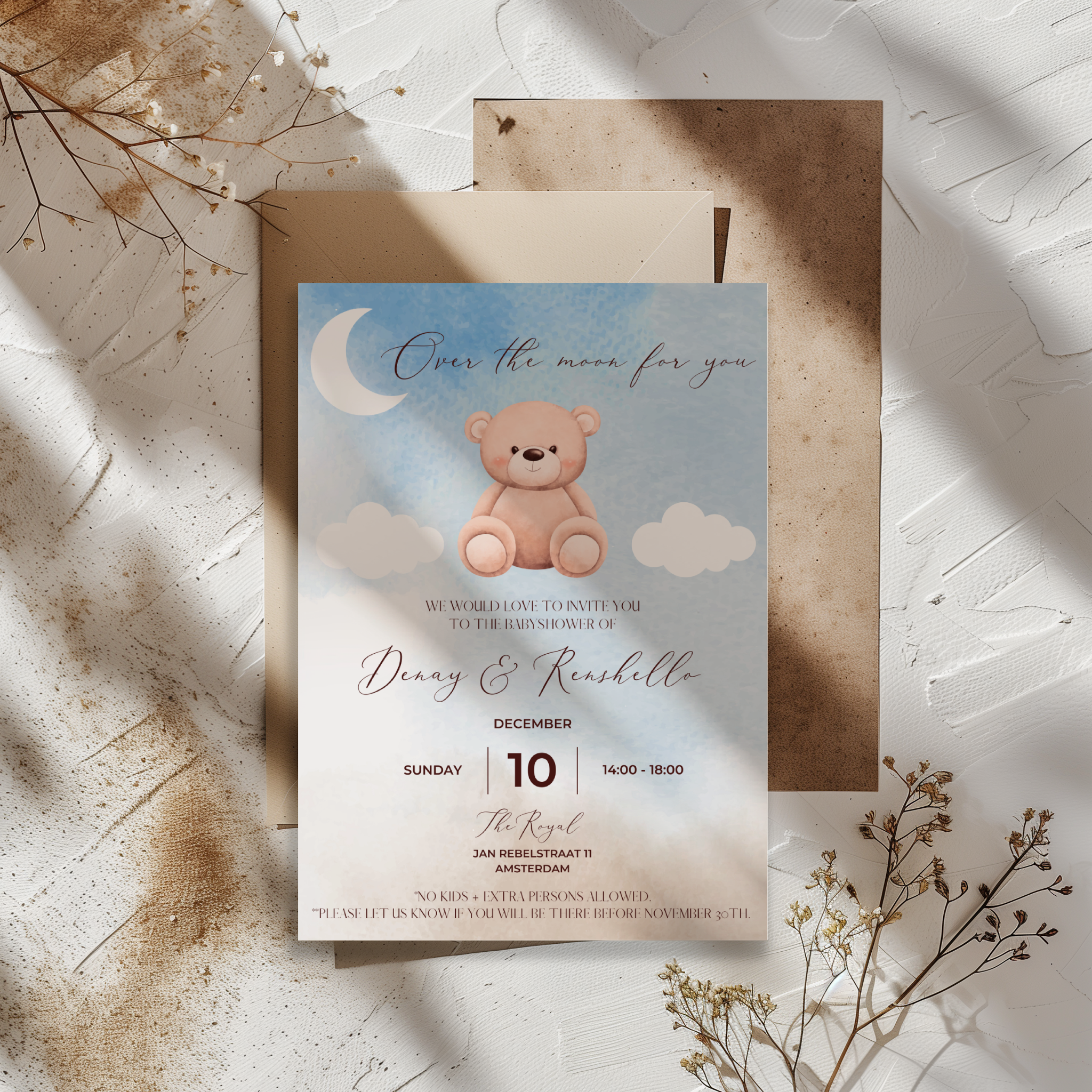 Uitnodiging voor babyshower met teddybeer ‘over the moon’ blauw ontwerp