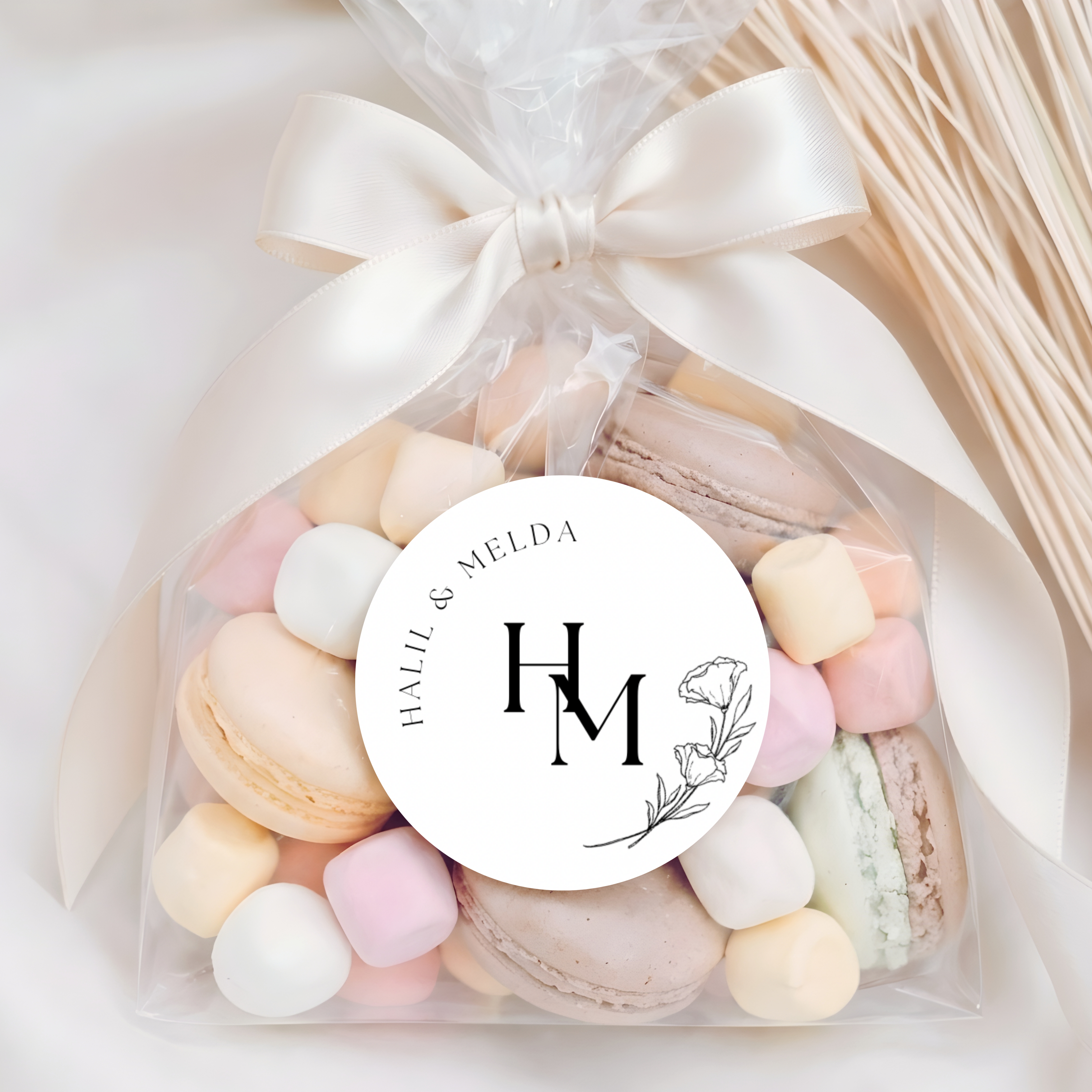 Halil & Melda trouwsticker met initialen en bloemen voor trouwbedankjes