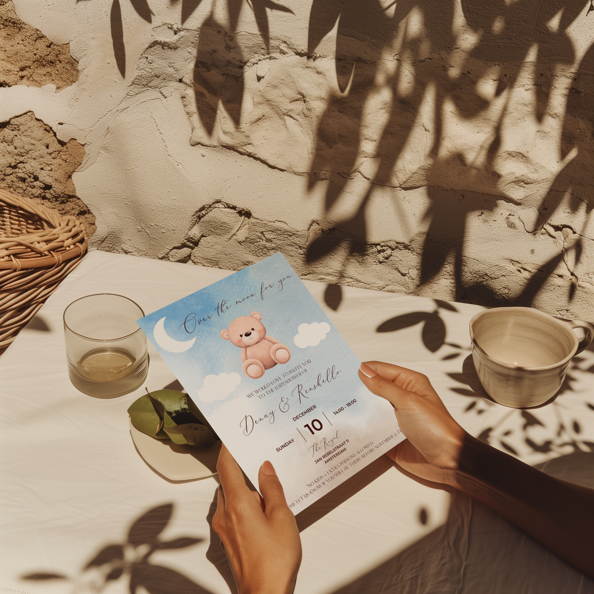 Uitnodiging voor babyshower met teddybeer ‘over the moon’ blauw ontwerp