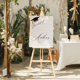 Welkomstbord voor afstuderen met afstudeerhoedje (s)he did it ontwerp