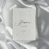 Luxe Embossed Tafelkaart Henna / Kına – Wit met Zwarte Sierletters