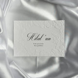 Luxe Embossed Tafelkaart Henna / Kına – Wit met Zwarte Sierletters