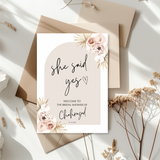 Kaart Bridal Shower - Beige Boog Met Bloemen - She Said Yes