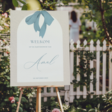 Welkomstbord voor babyshower met blauwe strik ontwerp