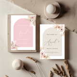 Tafelkaart voor bridal shower met roze boog met bloemen ontwerp