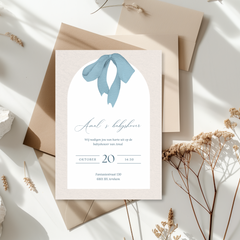 Uitnodiging voor babyshower met blauwe strik ontwerp - Creations and More