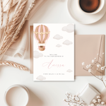 Tafelkaart voor babyshower met roze luchtballon met wolkjes ontwerp