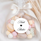 Elegante ronde trouwsticker met kalligrafie, hartje en gepersonaliseerde namen voor trouwbedankjes.