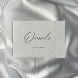 Luxe Embossed Tafelkaart Henna / Kına – Wit met Zwarte Sierletters