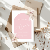 Tafelkaart voor bridal shower met roze boog met bloemen ontwerp
