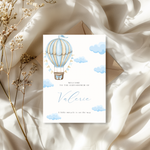 Tafelkaart voor babyshower met blauwe luchtballon met wolkjes ontwerp
