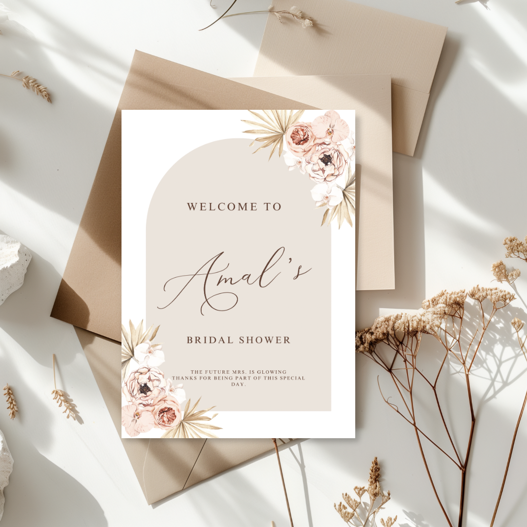 Tafelkaart voor bridal shower met beige boog met bloemen ontwerp