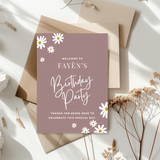 Tafelkaart voor verjaardag met madeliefjes dusty mauve ontwerp