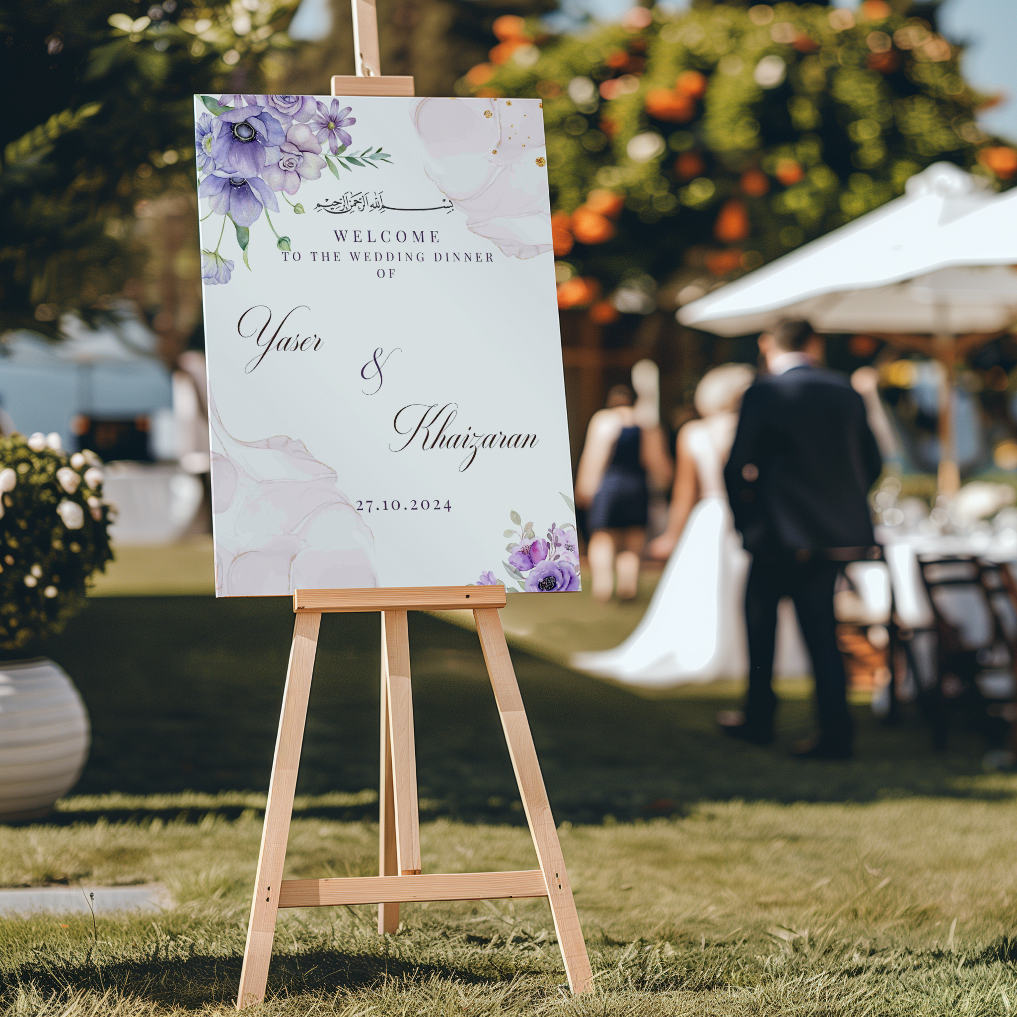 Welkomstbord voor bruiloft met paarse bloemen ontwerp