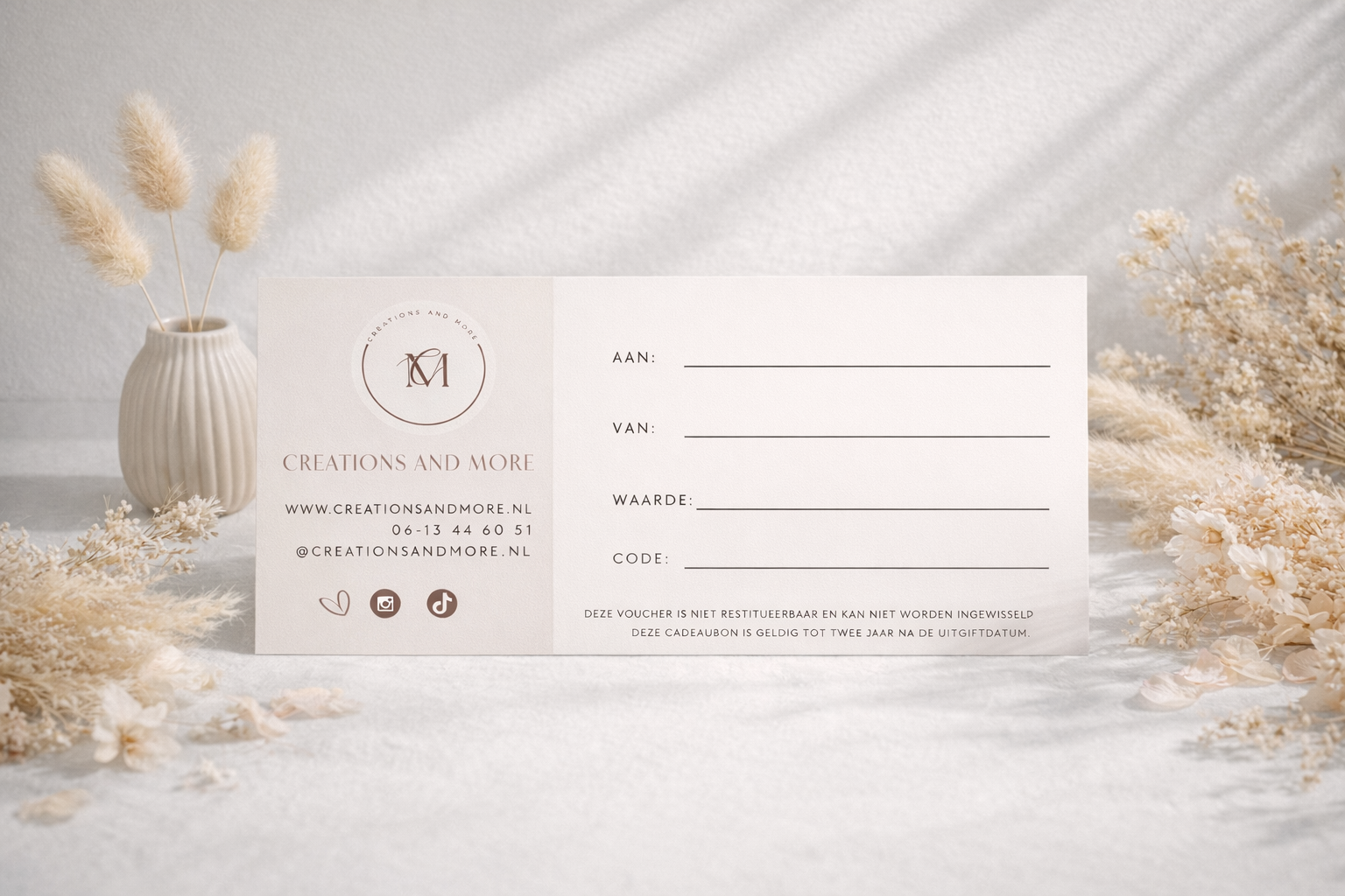 Kaart met fysieke cadeaubon ontwerp