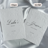 Luxe Embossed Tafelkaart Henna / Kına – Wit met Zwarte Sierletters