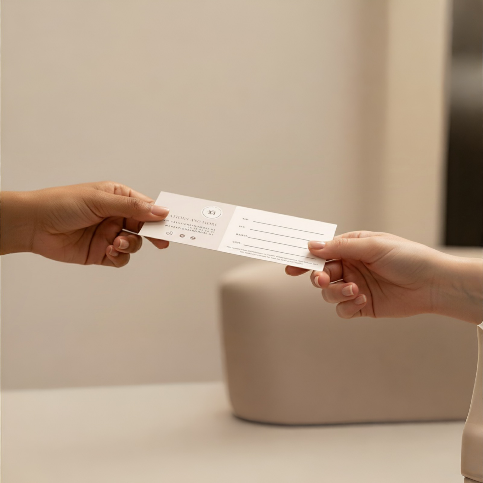 Kaart met fysieke cadeaubon ontwerp