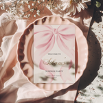 Tafelkaart met grote roze strik gepersonaliseerd en geschikt voor surprise party, bridal shower, babyshower en verjaardagEn