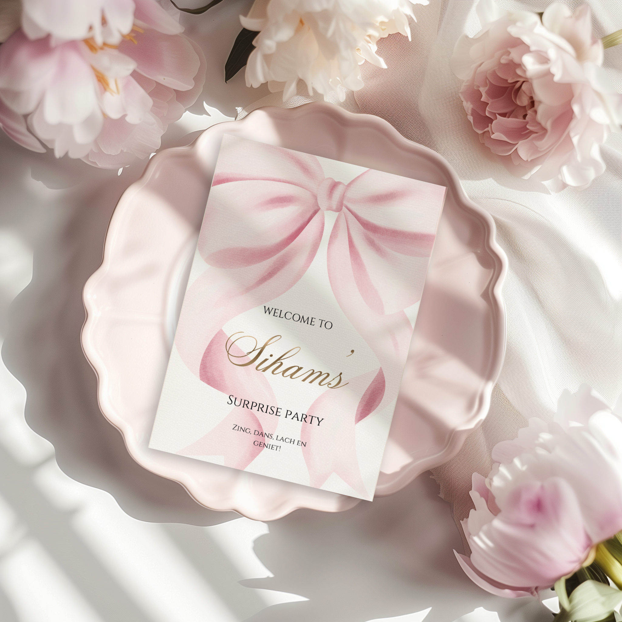 Tafelkaart met grote roze strik gepersonaliseerd en geschikt voor surprise party, bridal shower, babyshower en verjaardag