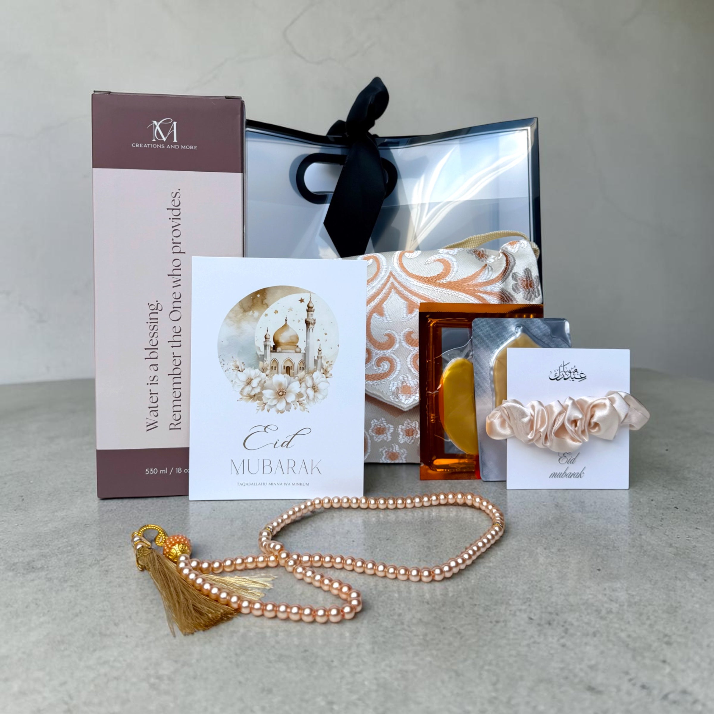 Eid cadeau voor haar giftbag met drinkfles, gebedskleed en selfcare items als islamitisch cadeau