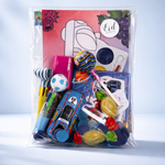 Eid traktaties voor kinderen met speeltjes en snoep jongen