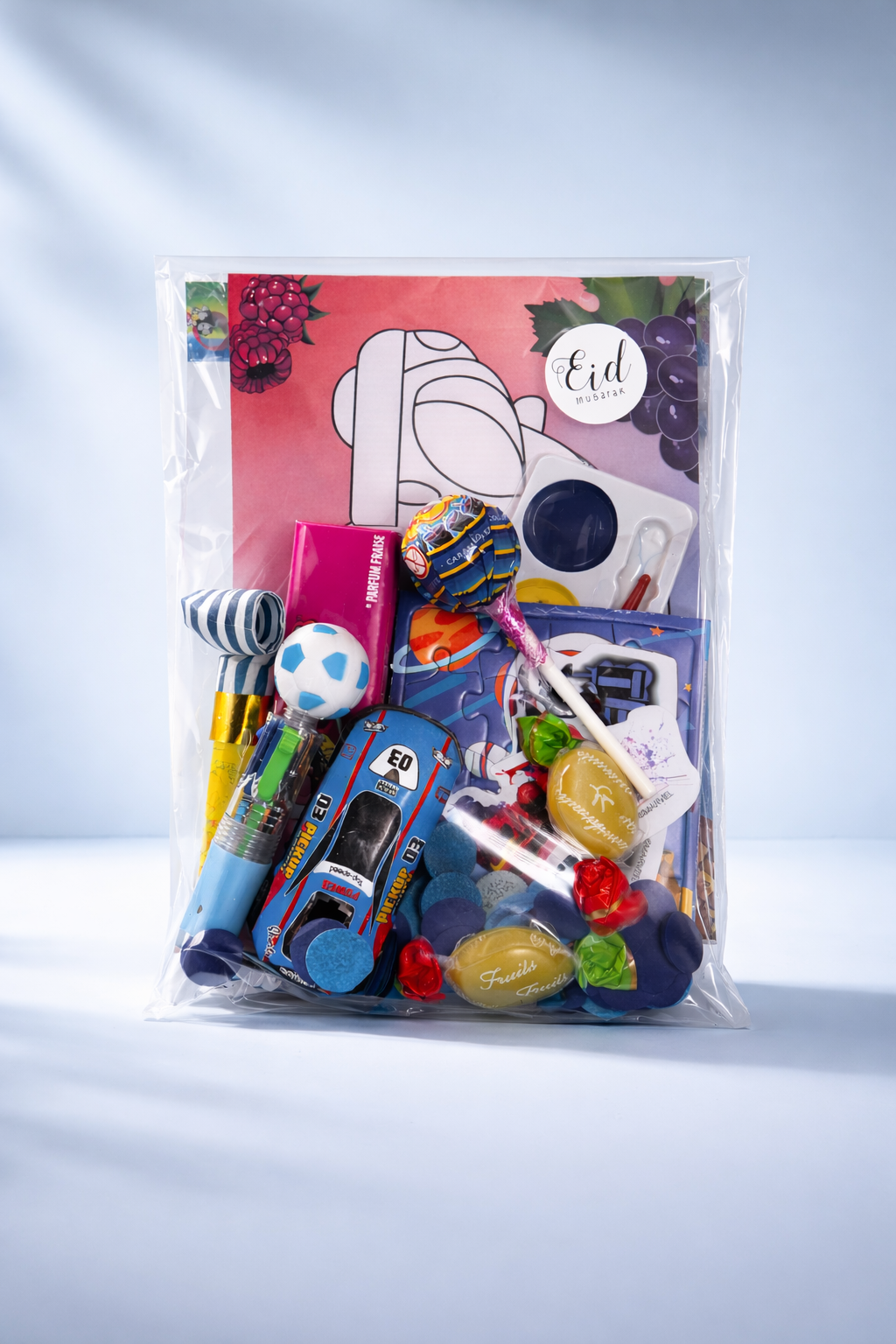Eid traktaties voor kinderen met speeltjes en snoep jongen