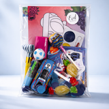 Eid traktaties voor kinderen met speeltjes en snoep jongen