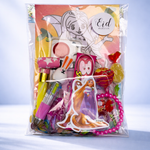 Eid traktaties voor kinderen met speeltjes en snoep meisje