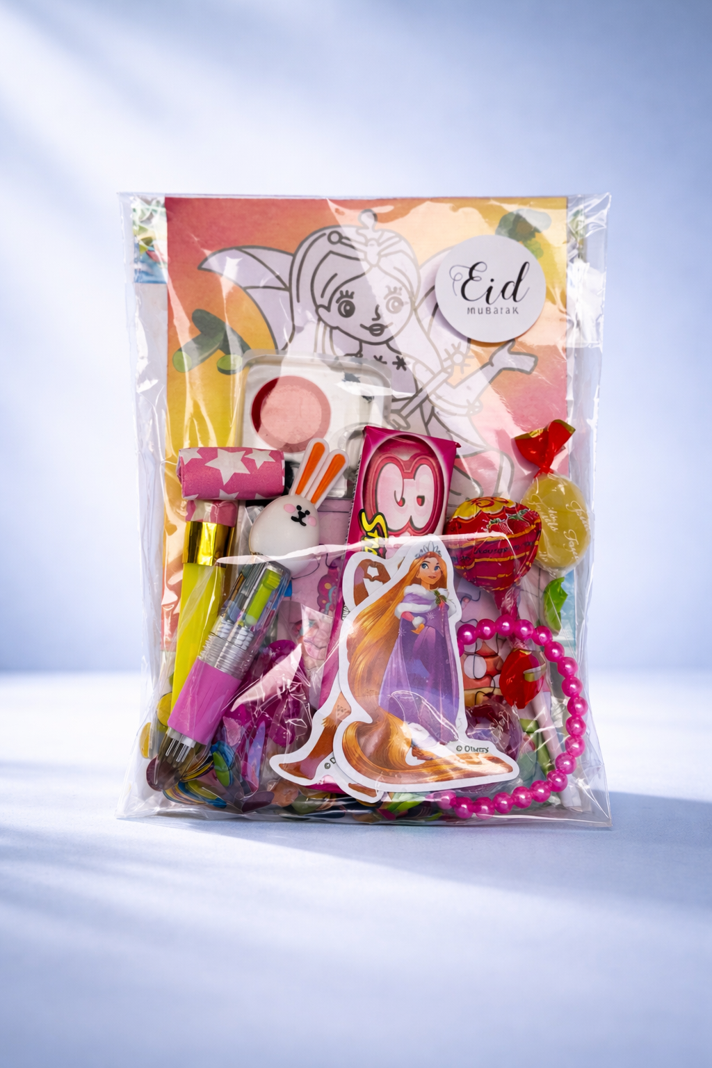 Eid traktaties voor kinderen met speeltjes en snoep meisje