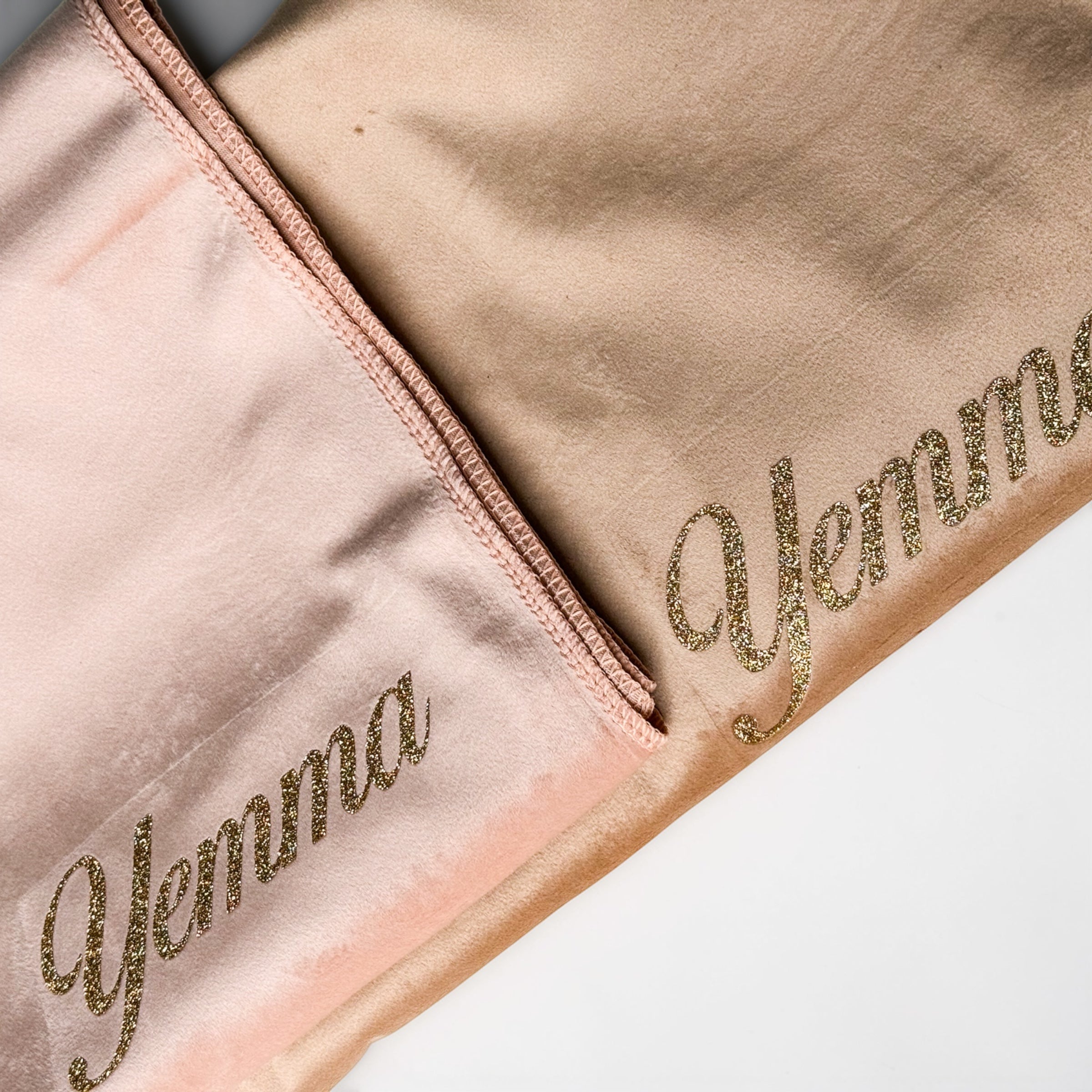 Gepersonaliseerd gebedskleed met naam in roze en beige met gouden opdruk