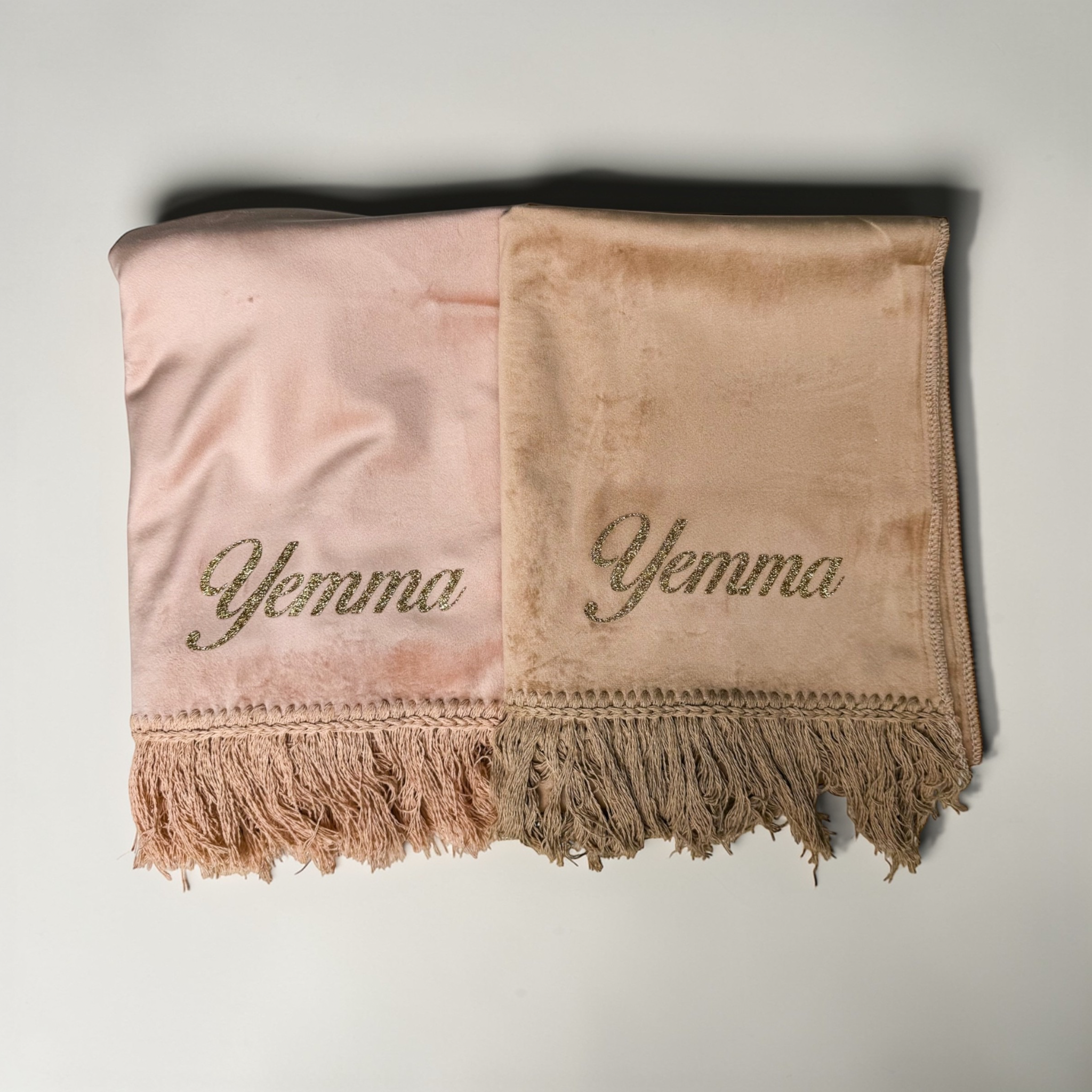Gepersonaliseerd gebedskleed met naam in roze en beige met gouden opdruk