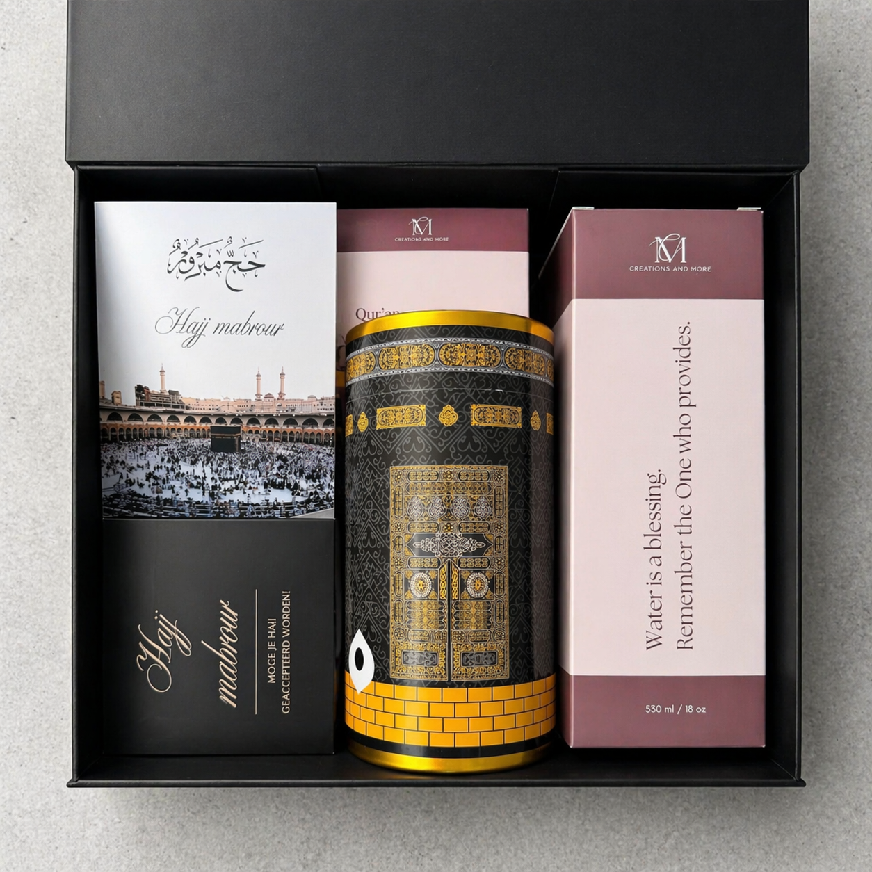 Giftbox Hajj Mabrour zwart goud met drinkfles, Kaaba gebedskleed, chocolade en wenskaart als compleet Hajj cadeau