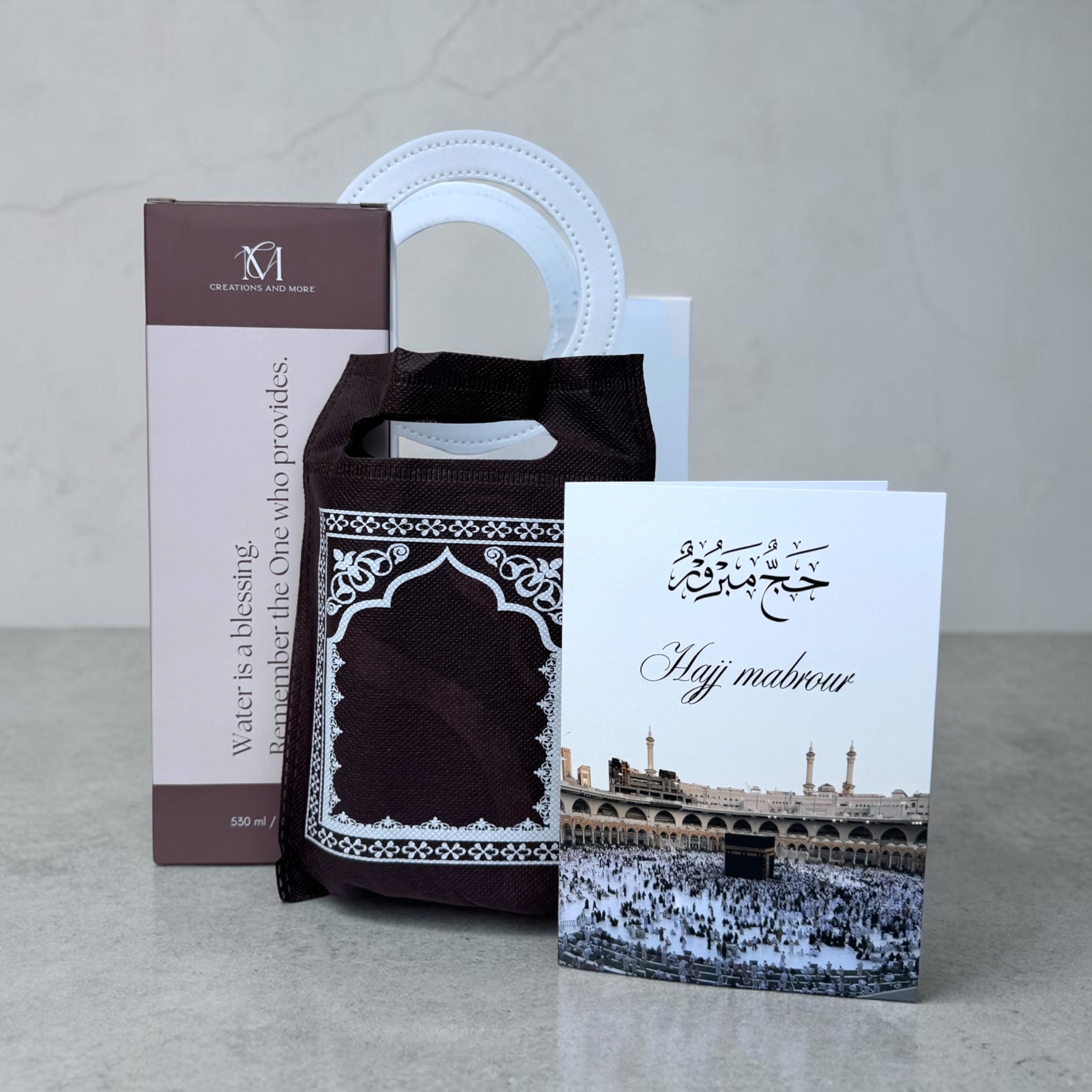 Hajj cadeau giftbag met drinkfles, draagbaar gebedskleed en wenskaart als islamitisch cadeau