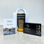 Hajj cadeau giftbag met Kaaba gebedskleed, chocolade en wenskaart als islamitisch cadeau