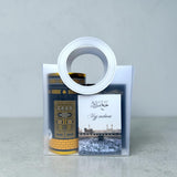 Hajj cadeau giftbag met Kaaba gebedskleed, chocolade en wenskaart als islamitisch cadeau