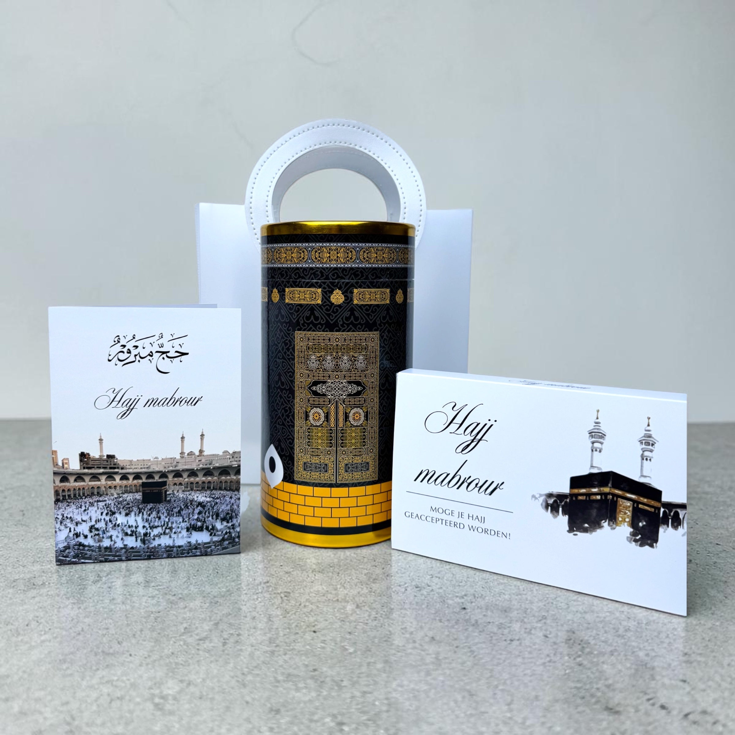 Hajj cadeau giftbag met Kaaba gebedskleed, chocolade en wenskaart als islamitisch cadeau