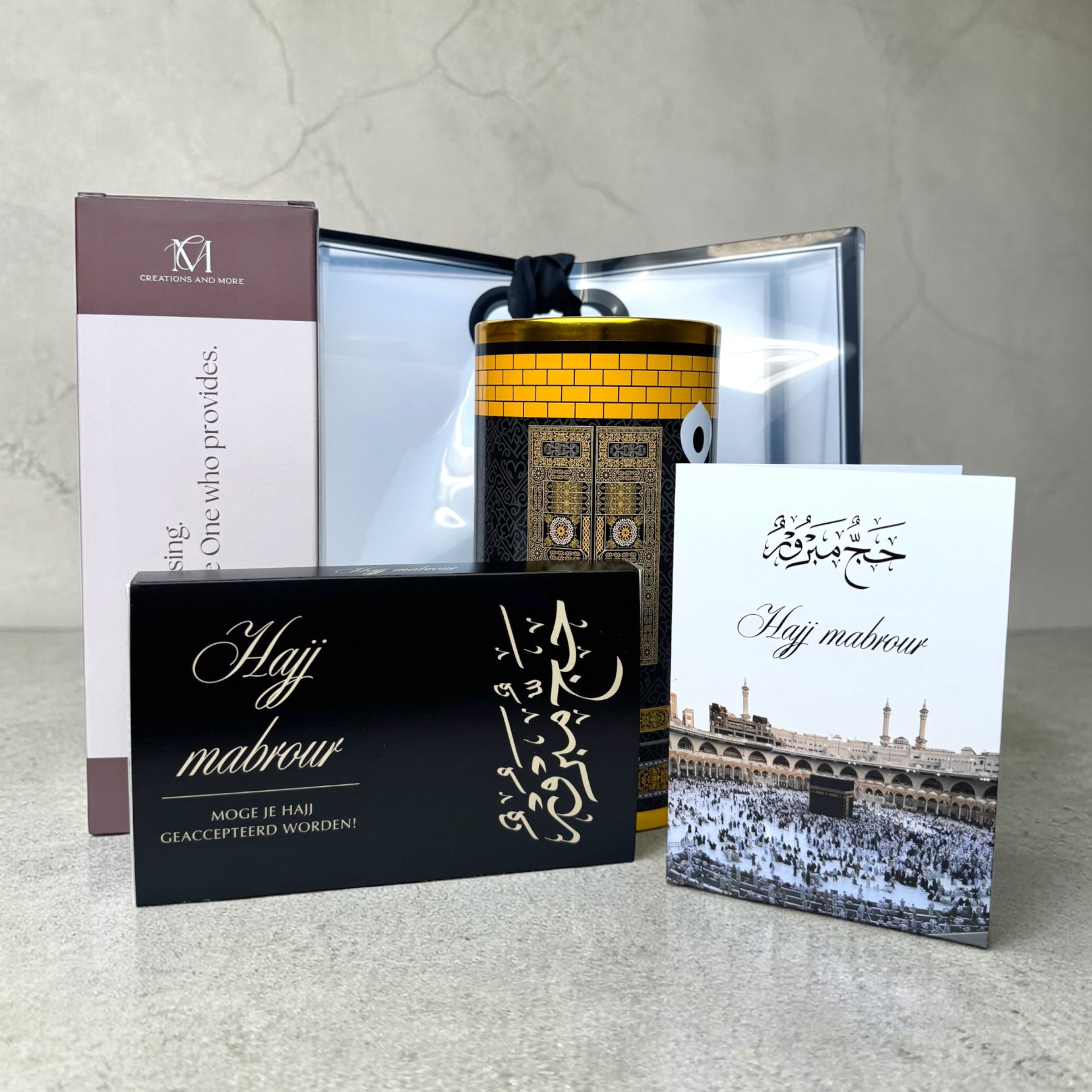 Hajj cadeau  giftbag met drinkfles, Kaaba gebedskleed, chocolade en wenskaart als islamitisch cadeau