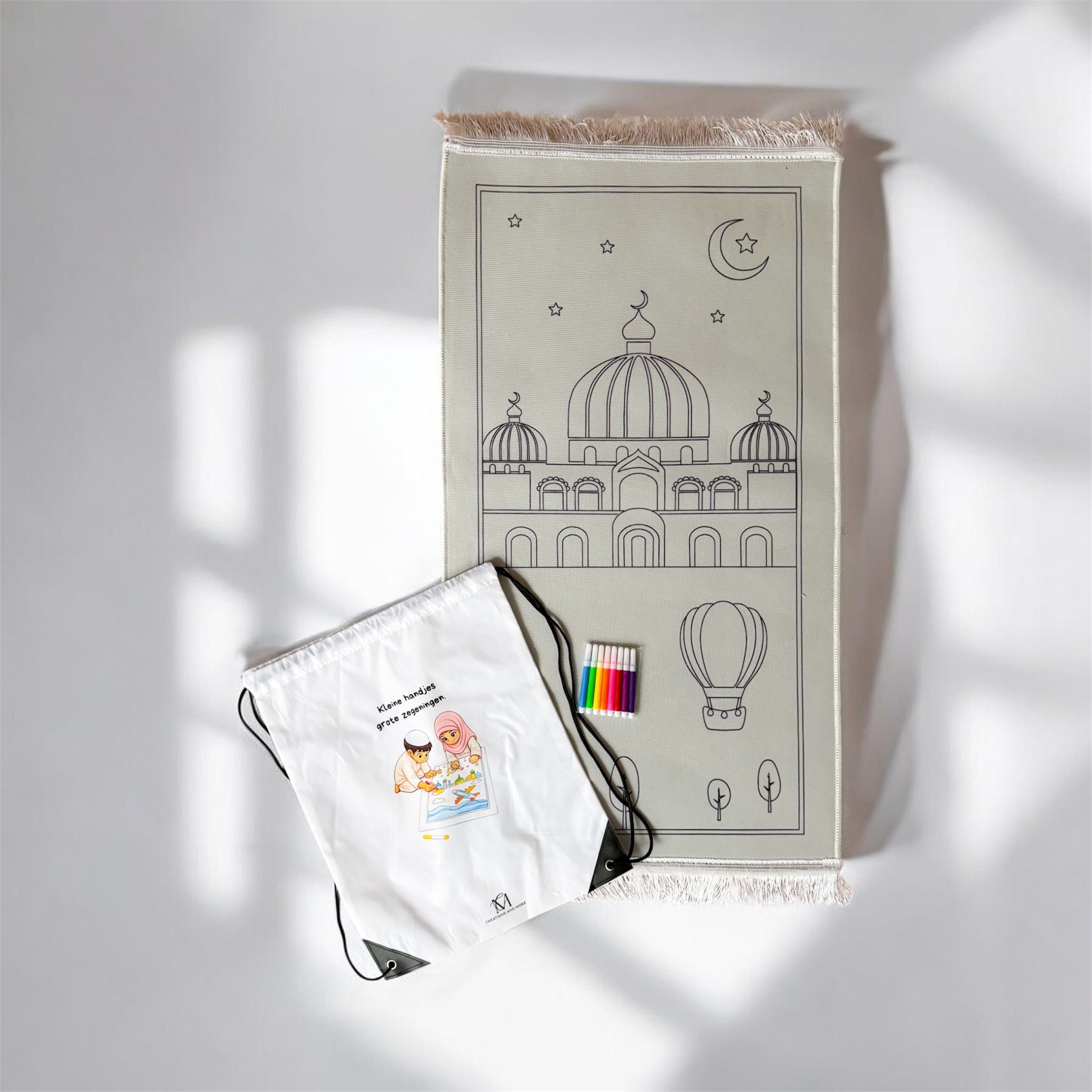 Inkleurbaar gebedskleed voor kinderen met moskee ontwerp inclusief stiften en tasje
