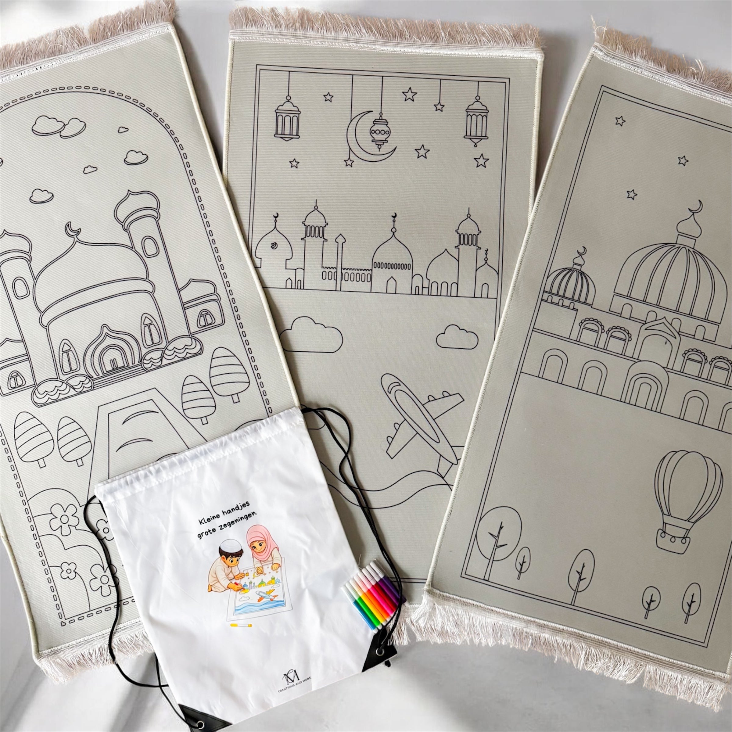 Inkleurbaar gebedskleed voor kinderen met moskee, vliegtuig en luchtballon ontwerp inclusief stiften en tasje