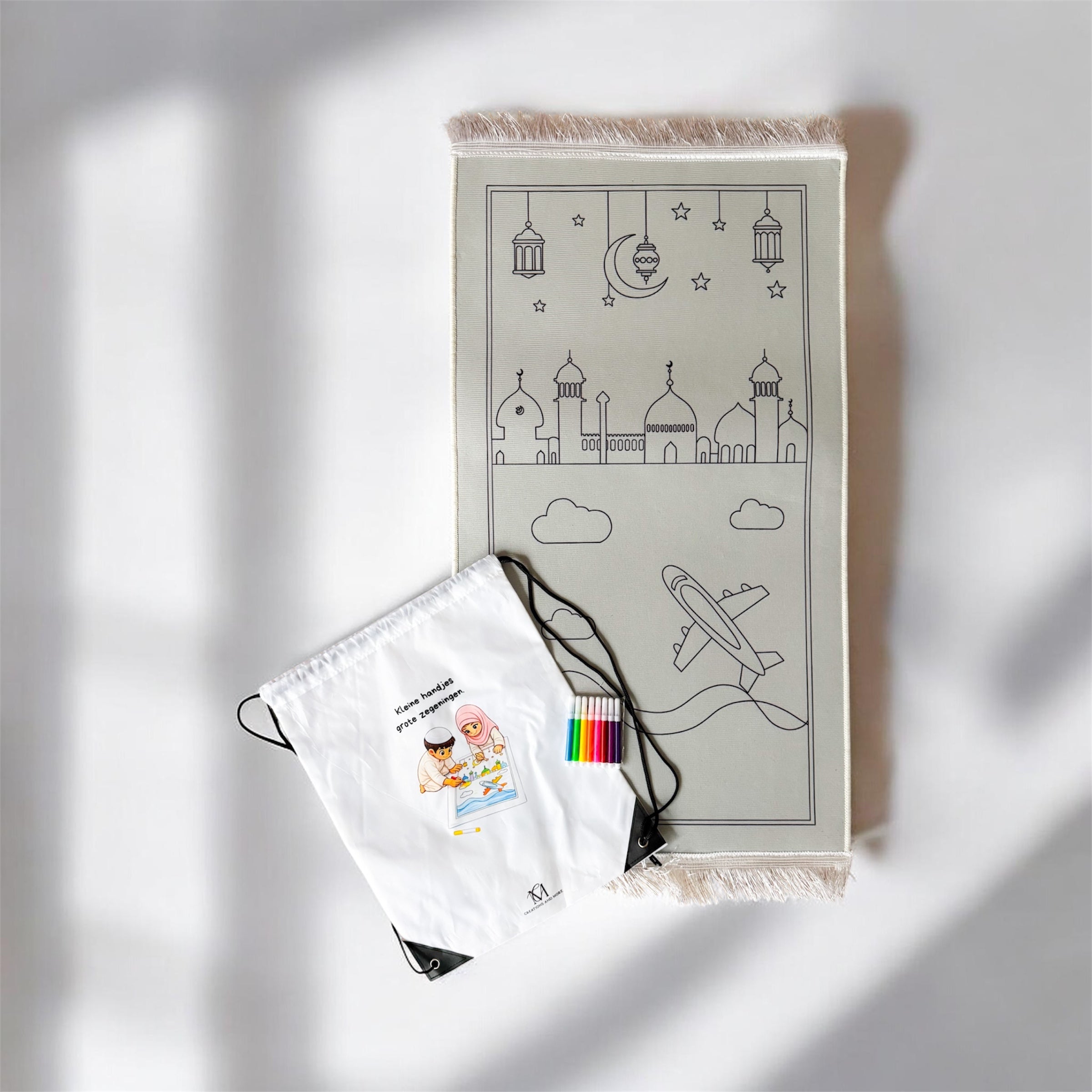 Inkleurbaar gebedskleed voor kinderen met moskee en vliegtuig ontwerp inclusief stiften en tasje