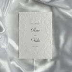 Luxe embossed tafelkaart voor je bruiloft, elegant en chique - Creations and More
