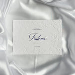Luxe embossed tafelkaart voor henna / kına, klassiek met blauwe sierletters - Creations and More