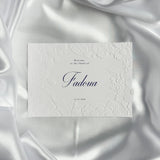 Luxe embossed tafelkaart voor henna / kına, klassiek met blauwe sierletters - Creations and More