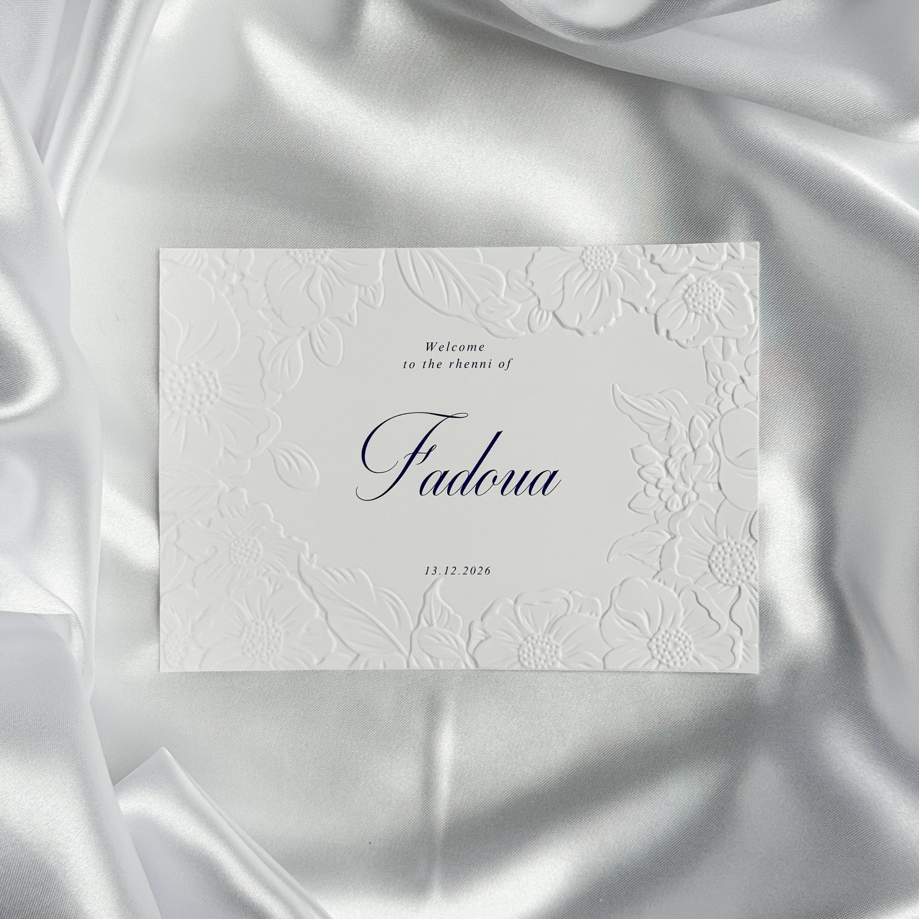 Luxe embossed tafelkaart voor henna / kına, klassiek met blauwe sierletters - Creations and More