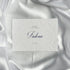 Luxe embossed tafelkaart voor henna / kına, klassiek met blauwe sierletters - Creations and More