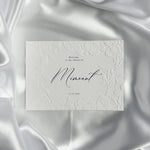 Luxe embossed tafelkaart voor henna / kına, klassiek met blauwe sierletters, productfoto 2 - Creations and More