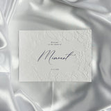 Luxe embossed tafelkaart voor henna / kına, klassiek met blauwe sierletters, productfoto 2 - Creations and More